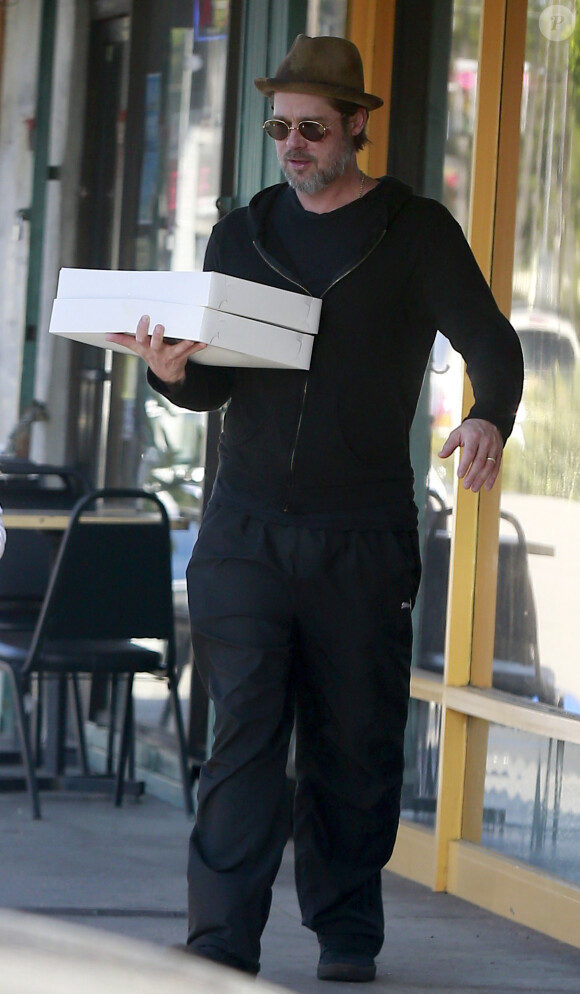 Exclusif - Brad Pitt a été acheter des donuts avec ses enfants Knox et Vivienne à Los Angeles, le 26 avril 2015, avant de rentrer les partager avec sa famille.