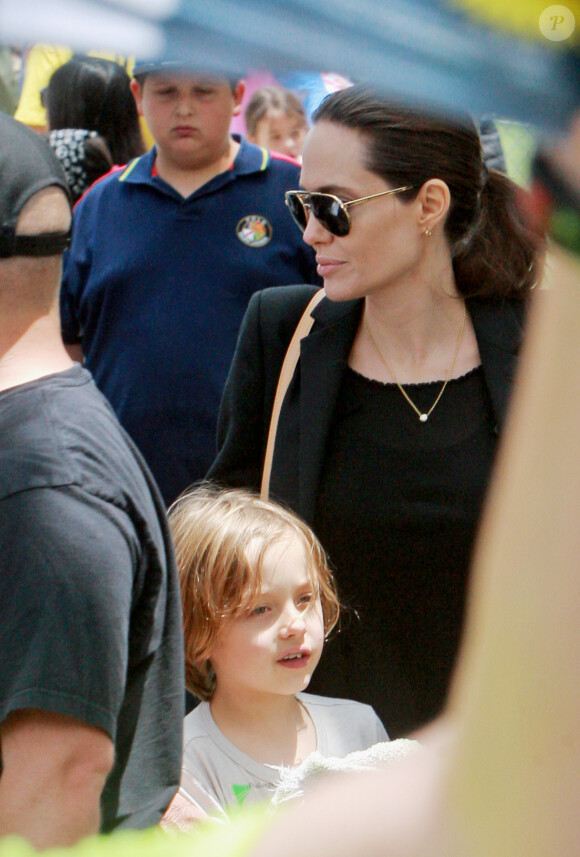 Angelina Jolie, accompagnée de ses fils Knox et Pax, ainsi que de ses beaux-parents Jane et Bill Pitt, quitte le match de football de ses filles Shiloh et Zahara. Los Angeles, le 16 mai 2015  