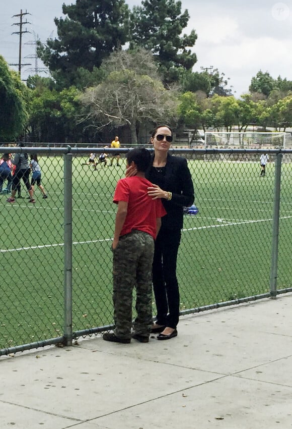 Exclusif - Angelina Jolie assiste, avec son fils Pax, au match de football de ses filles Shiloh et Zahara à Los Angeles. Le 16 mai 2015  