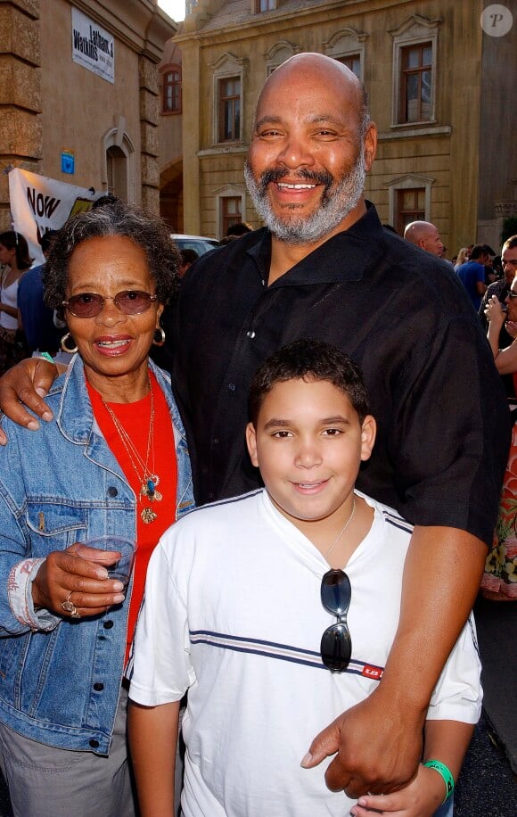 James Avery, alias Phil Banks dans Le Prince de Bel-Air, en 2002 à Los Angeles avec sa mère Florence et son petit-fils Kevin. L'acteur est mort le 31 décembre 2013.
