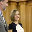  La reine Letizia d'Espagne avait remis le 18 mai 2015 sa robe bicolore Carolina Herrera pour assurer avec le roi Felipe VI plusieurs audiences, au palais de la Zarzuela. 