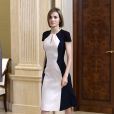  La reine Letizia d'Espagne avait remis le 18 mai 2015 sa robe bicolore Carolina Herrera pour assurer avec le roi Felipe VI plusieurs audiences, au palais de la Zarzuela. 