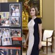  La reine Letizia d'Espagne avait remis le 18 mai 2015 sa robe bicolore Carolina Herrera pour assurer avec le roi Felipe VI plusieurs audiences, au palais de la Zarzuela. 