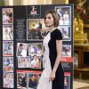 La reine Letizia d'Espagne avait remis le 18 mai 2015 sa robe bicolore Carolina Herrera pour assurer avec le roi Felipe VI plusieurs audiences, au palais de la Zarzuela.
