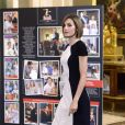  La reine Letizia d'Espagne avait remis le 18 mai 2015 sa robe bicolore Carolina Herrera pour assurer avec le roi Felipe VI plusieurs audiences, au palais de la Zarzuela. 