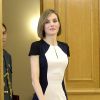 La reine Letizia d'Espagne avait remis le 18 mai 2015 sa robe bicolore Carolina Herrera pour assurer avec le roi Felipe VI plusieurs audiences, au palais de la Zarzuela.