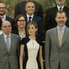 La reine Letizia, dans une robe Carolina Herrera, et le roi Felipe VI d'Espagne assuraient le 18 mai 2015 plusieurs audiences, au palais de la Zarzuela.