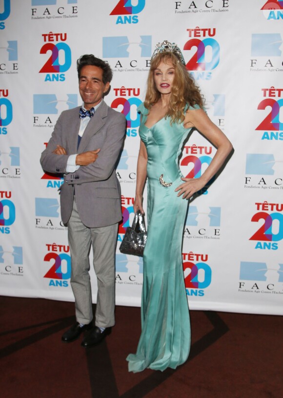 Vincent Darré et Arielle Dombasle - Dîner des 20 ans du magazine Têtu au restaurant du Musée du Quai Branly "Les ombres" à Paris le 18 mai 2015.