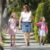 Jennifer Garner accompagne ses filles Violet et Seraphina à l'école. Santa Monica, le 20 mai 2015 