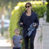 Exclusif - Jennifer Garner se promène avec son fils Samuel dans les rues de Brentwood, le 19 mai 2015  