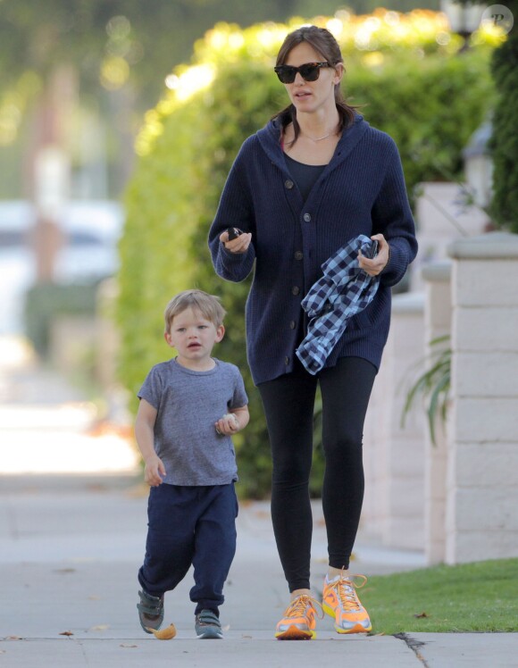 Exclusif - Jennifer Garner se promène avec son fils Samuel dans les rues de Brentwood, le 19 mai 2015  