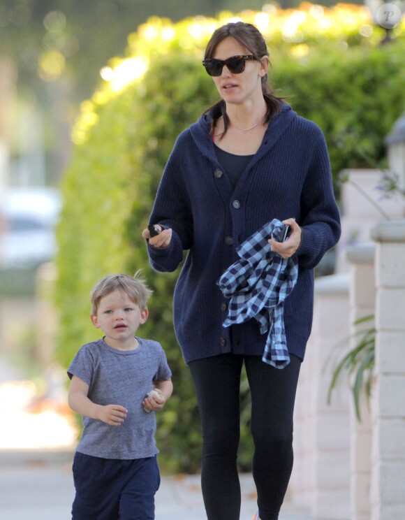 Exclusif - Jennifer Garner se promène avec son fils Samuel dans les rues de Brentwood, le 19 mai 2015 