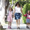 Jennifer Garner se promène avec ses filles Seraphina et Violet dans les rues de Brentwood, le 19 mai 2015  