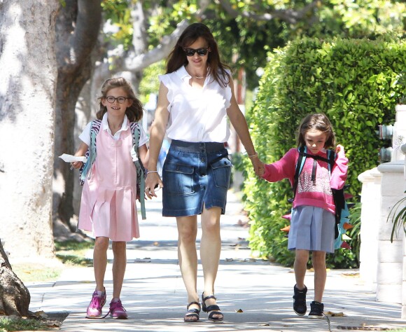 Jennifer Garner se promène avec ses filles Seraphina et Violet dans les rues de Brentwood, le 19 mai 2015  
