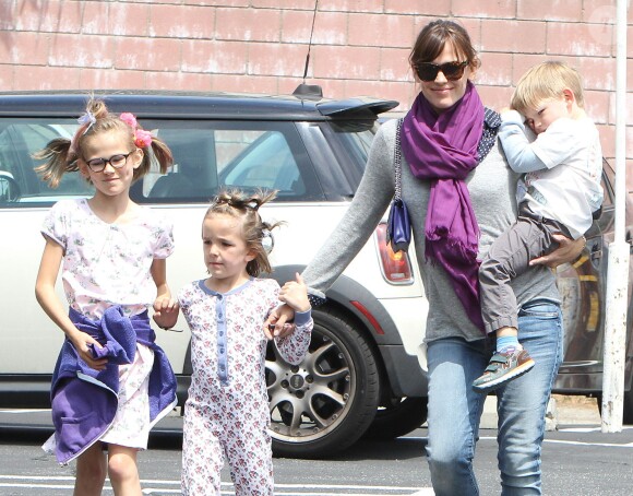 Jennifer Garner emmène ses enfants Seraphina, Violet et Samuel chez le dentiste à Brentwood. Les 2 petites filles ont une coiffure très spéciale! le 18 mai 2015  