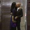 Bruce Willis embrasse sa femme Emma à la sortie de l'émission de "Dancing With The Stars" dont sa fille Rumer Willis est la gagnante à Hollywood le 19 mai 2015