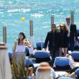  Cara Delevigne et Kendall Jenner ont d&eacute;jeuner sur la plage du Martinez lors du 68&egrave;me festival international du film de Cannes. Le 20 mai 2015 