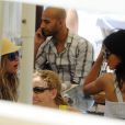  Cara Delevigne et Kendall Jenner ont d&eacute;jeuner sur la plage du Martinez lors du 68&egrave;me festival international du film de Cannes. Le 20 mai 2015 