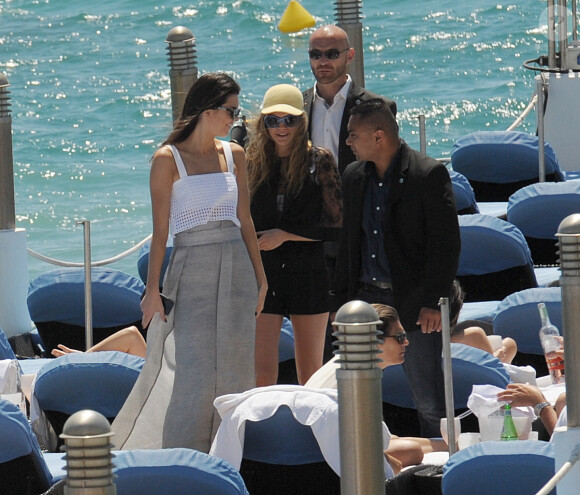 Cara Delevigne et Kendall Jenner ont déjeuner sur la plage du Martinez lors du 68ème festival international du film de Cannes. Le 20 mai 2015