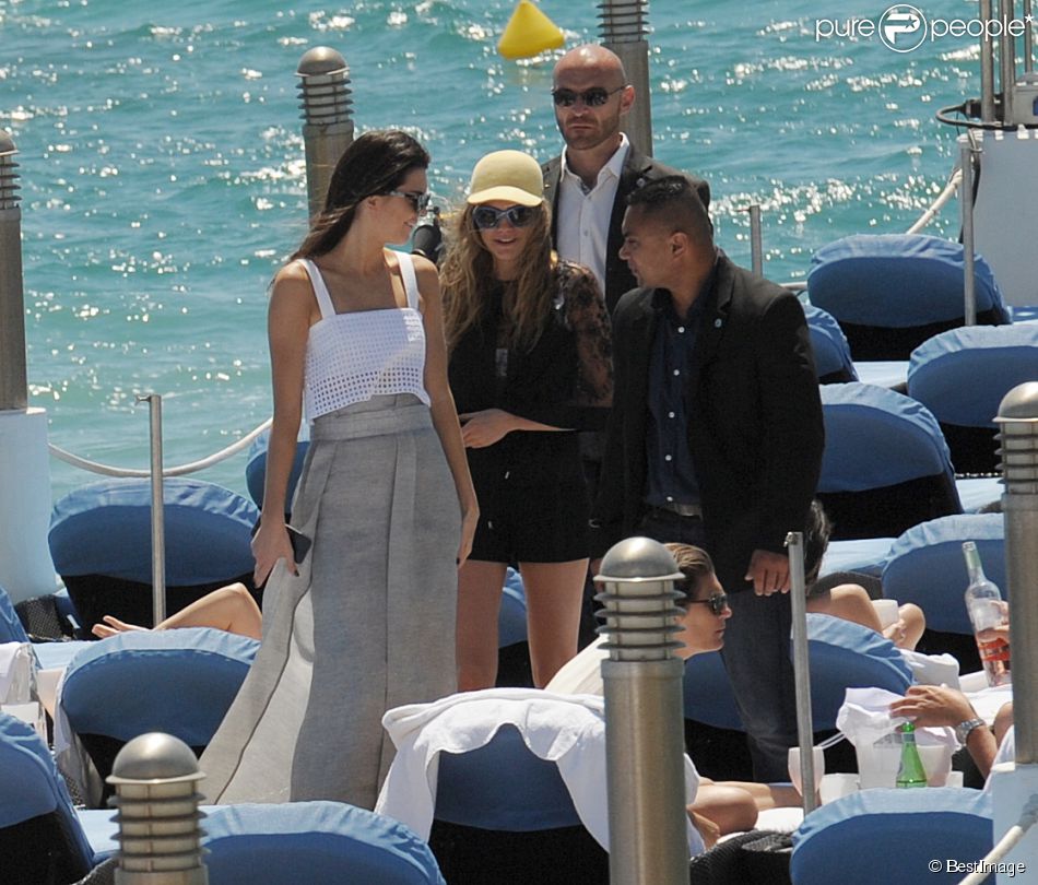  Cara Delevigne et Kendall Jenner ont d&amp;eacute;jeuner sur la plage du Martinez lors du 68&amp;egrave;me festival international du film de Cannes. Le 20 mai 2015 