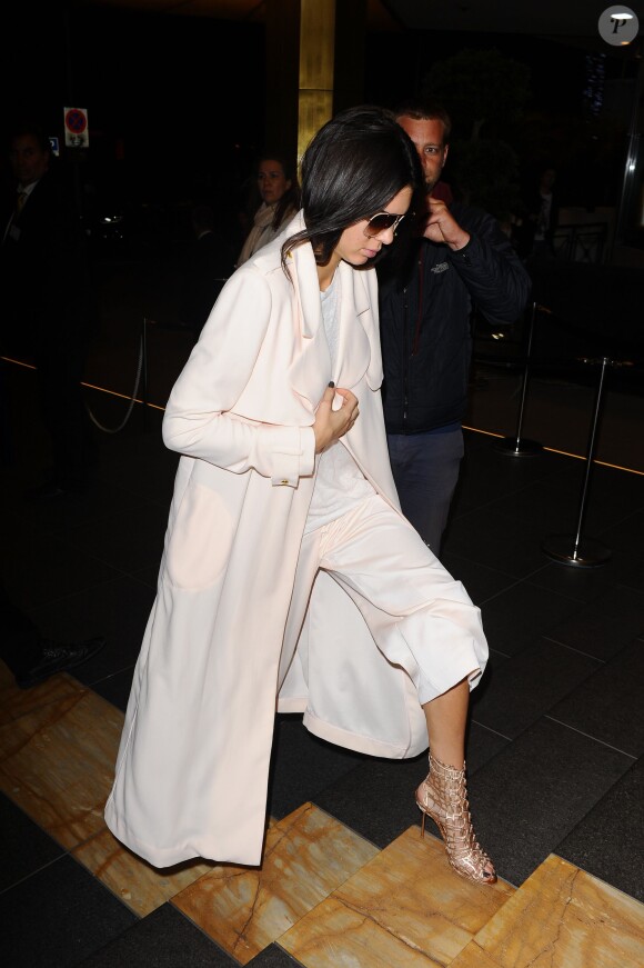 Kendall Jenner descend d'un yacht lors du 68 ème Festival International du Film de Cannes, le 19 mai 2015.