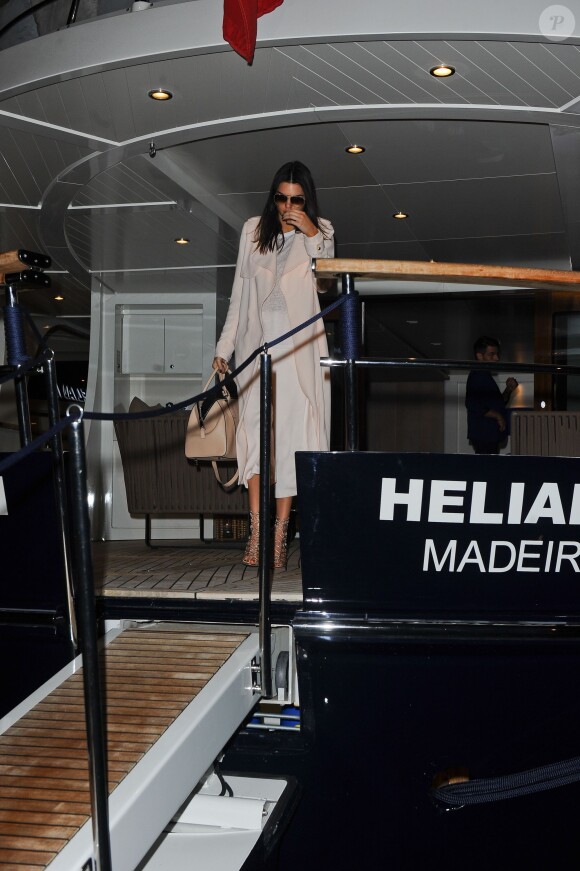 Kendall Jenner descend d'un yacht lors du 68 ème Festival International du Film de Cannes, le 19 mai 2015. 