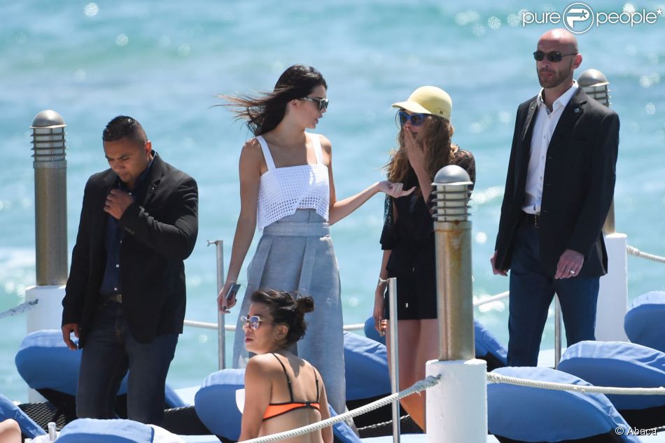  Kendall Jenner et Cara Delevingne &amp;agrave; la plage du Martinez beach pendant le 68&amp;egrave;me festival du film de Cannes, le 20 mai 2015 
