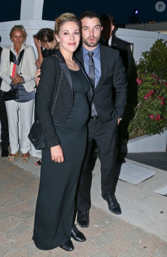 Alysson Paradis (enceinte) et son compagnon Guillaume Gouix - Soirée Chanel Vanity Fair au restaurant "Chez Tétou" lors du 68e Festival international du film de Cannes le 20 mai 2015