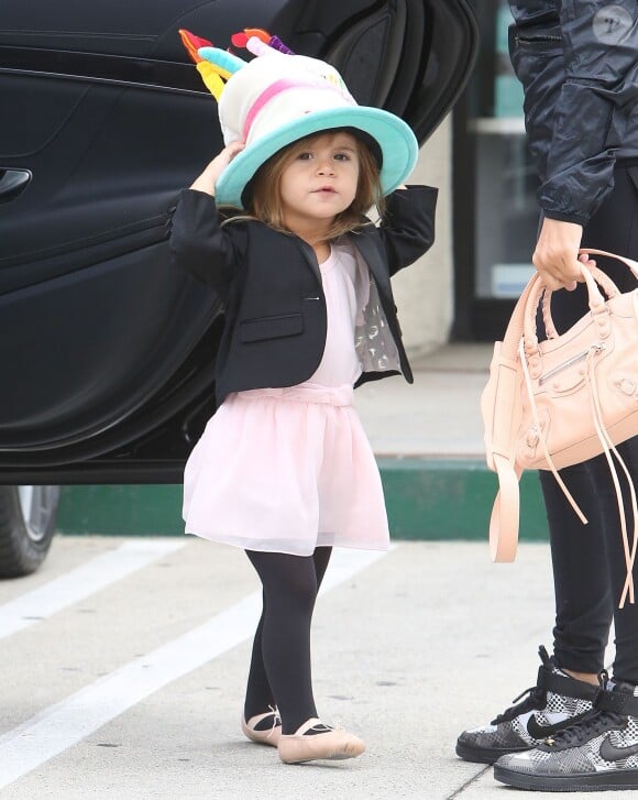 Kim Kardashian et Kourtney Kardashian emmènent leurs filles North et Penelope à leur cours de danse à Tarzana. La petite North est habillée comme sa maman. Le 21 mai 2015