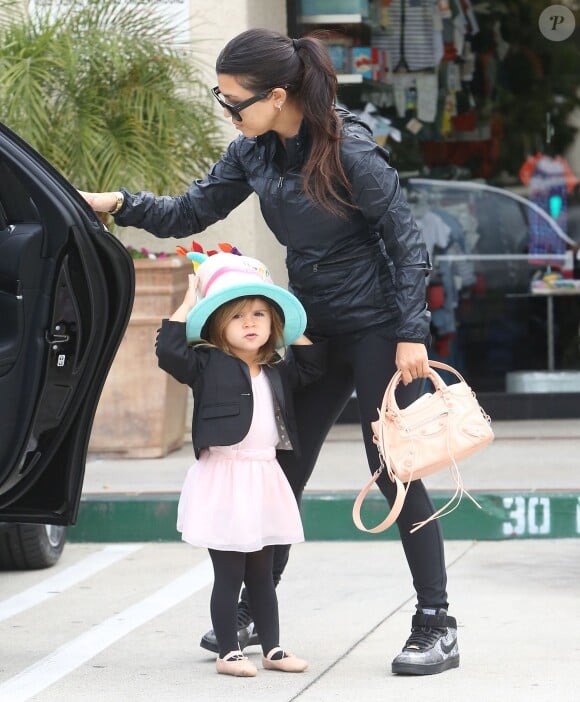 Kim Kardashian et Kourtney Kardashian emmènent leurs filles North et Penelope à leur cours de danse à Tarzana. La petite North est habillée comme sa maman. Le 21 mai 2015