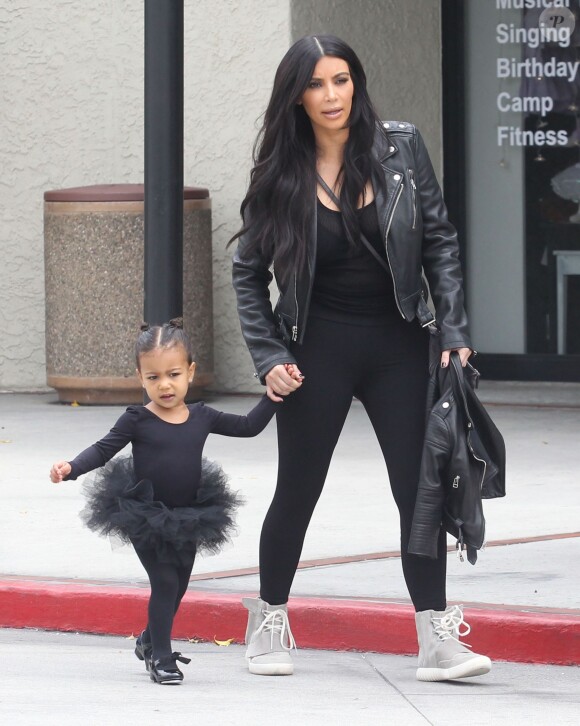 Kim Kardashian et Kourtney Kardashian emmènent leurs filles North et Penelope à leur cours de danse à Tarzana. La petite North est habillée comme sa maman. Le 21 mai 2015