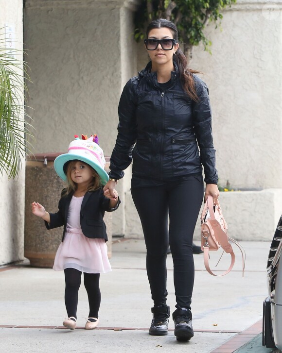Kim Kardashian et Kourtney Kardashian emmènent leurs filles North et Penelope à leur cours de danse à Tarzana. La petite North est habillée comme sa maman. Le 21 mai 2015