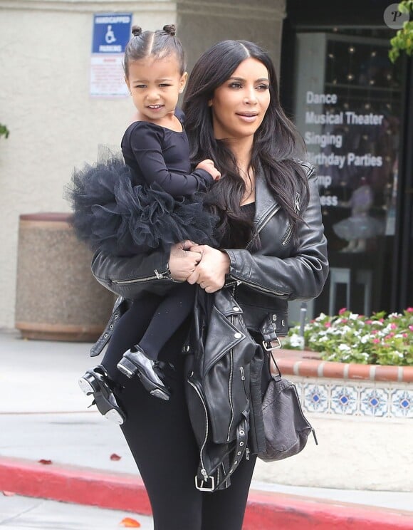 Kim Kardashian et Kourtney Kardashian emmènent leurs filles North et Penelope à leur cours de danse à Tarzana. La petite North est habillée comme sa maman. Le 21 mai 2015