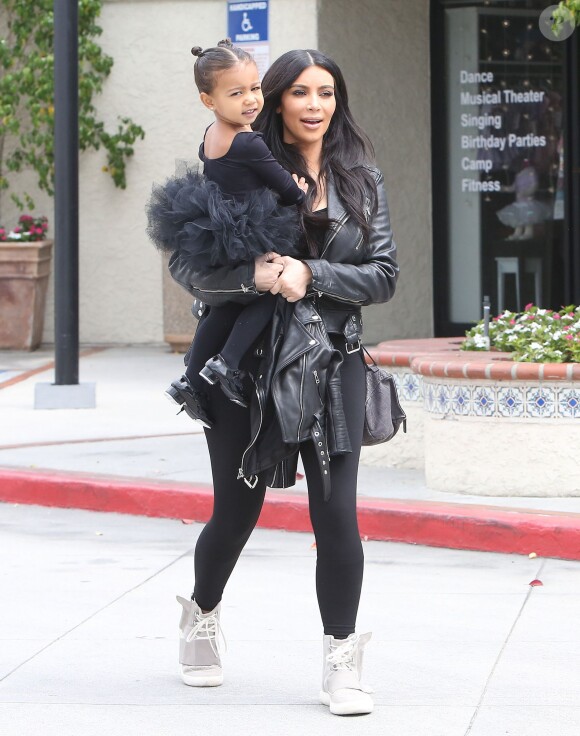 Kim Kardashian et Kourtney Kardashian emmènent leurs filles North et Penelope à leur cours de danse à Tarzana. La petite North est habillée comme sa maman. Le 21 mai 2015