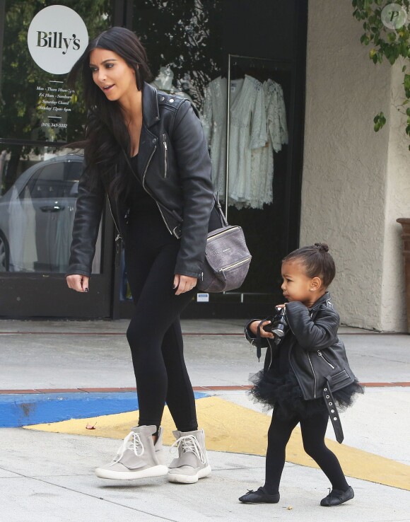 Kim Kardashian et Kourtney Kardashian emmènent leurs filles North et Penelope à leur cours de danse à Tarzana. La petite North est habillée comme sa maman. Le 21 mai 2015