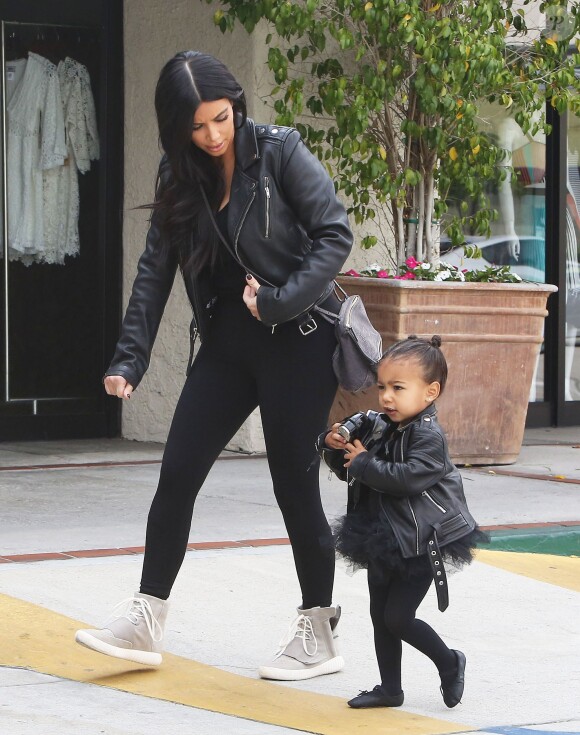 Kim Kardashian et Kourtney Kardashian emmènent leurs filles North et Penelope à leur cours de danse à Tarzana. La petite North est habillée comme sa maman. Le 21 mai 2015