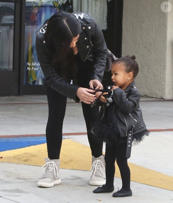 Kim Kardashian et Kourtney Kardashian emmènent leurs filles North et Penelope à leur cours de danse à Tarzana. La petite North est habillée comme sa maman. Le 21 mai 2015