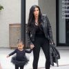 Kim Kardashian et Kourtney Kardashian emmènent leurs filles North et Penelope à leur cours de danse à Tarzana. La petite North est habillée comme sa maman. Le 21 mai 2015