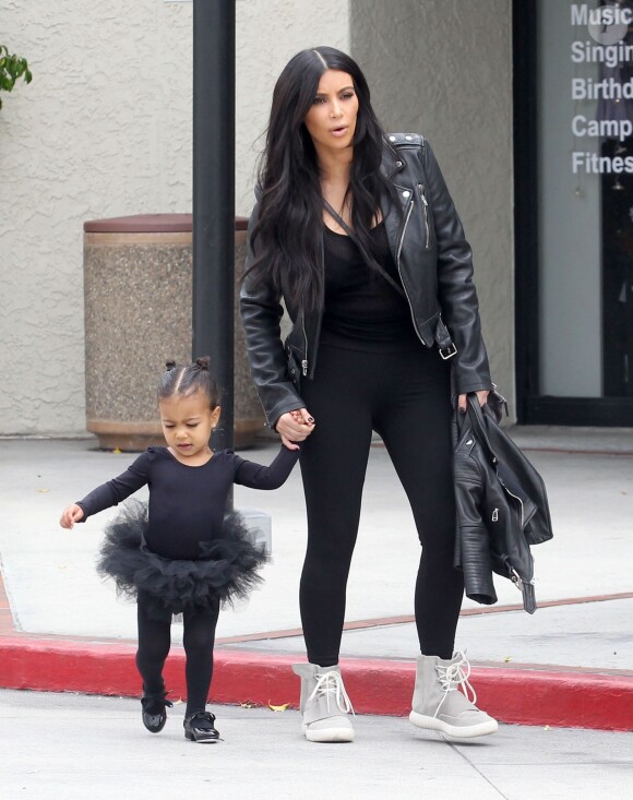Kim Kardashian et Kourtney Kardashian emmènent leurs filles North et Penelope à leur cours de danse à Tarzana. La petite North est habillée comme sa maman. Le 21 mai 2015