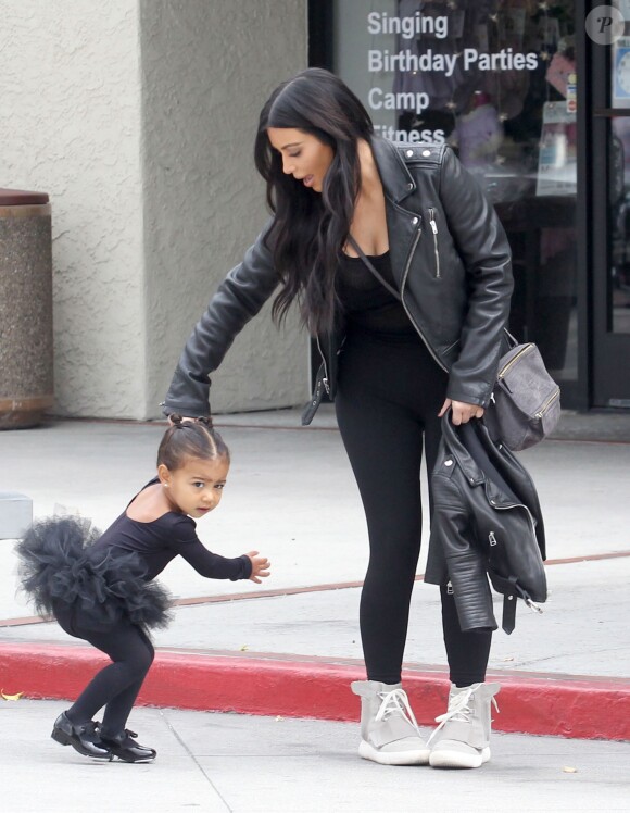 Kim Kardashian et Kourtney Kardashian emmènent leurs filles North et Penelope à leur cours de danse à Tarzana. La petite North est habillée comme sa maman. Le 21 mai 2015