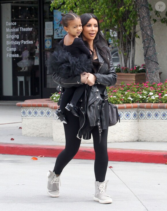 Kim Kardashian et Kourtney Kardashian emmènent leurs filles North et Penelope à leur cours de danse à Tarzana. La petite North est habillée comme sa maman. Le 21 mai 2015