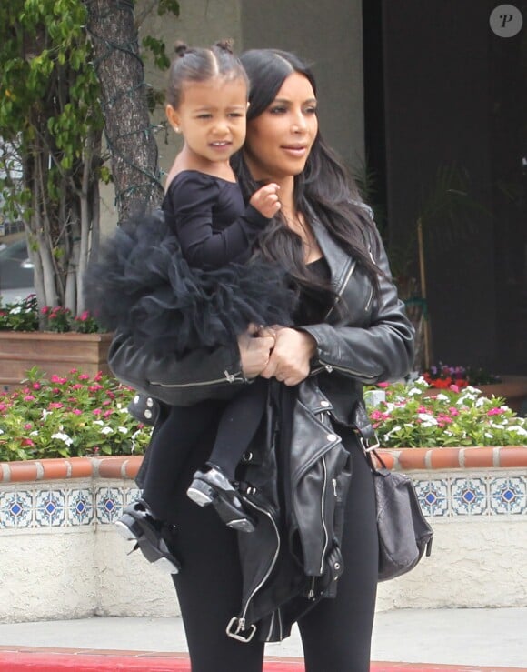 Kim Kardashian et Kourtney Kardashian emmènent leurs filles North et Penelope à leur cours de danse à Tarzana. La petite North est habillée comme sa maman. Le 21 mai 2015