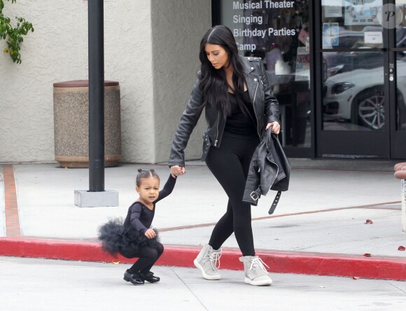 Kim Kardashian et Kourtney Kardashian emmènent leurs filles North et Penelope à leur cours de danse à Tarzana. La petite North est habillée comme sa maman. Le 21 mai 2015