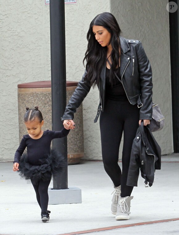 Kim Kardashian et Kourtney Kardashian emmènent leurs filles North et Penelope à leur cours de danse à Tarzana. La petite North est habillée comme sa maman. Le 21 mai 2015