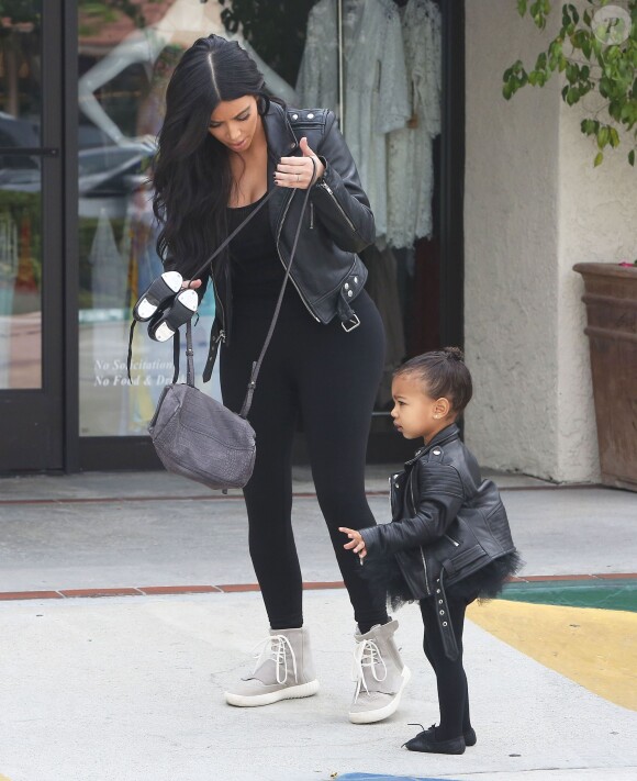 Kim Kardashian et Kourtney Kardashian emmènent leurs filles North et Penelope à leur cours de danse à Tarzana. La petite North est habillée comme sa maman. Le 21 mai 2015