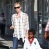 Exclusif - Charlize Theron emmène son fils Jackson à son cours de karaté à West Hollywood, le 20 mai 2015