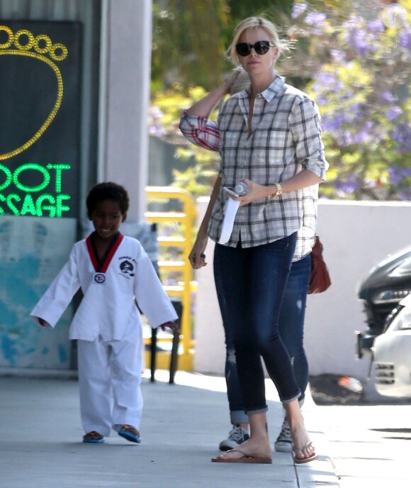 Exclusif - Charlize Theron emmène son fils Jackson à son cours de karaté à West Hollywood, le 20 mai 2015