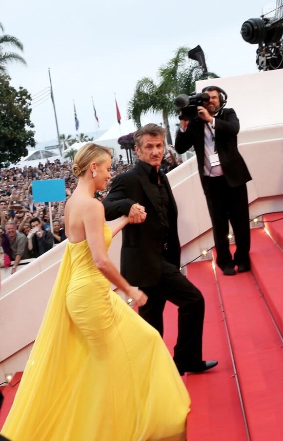 Charlize Theron et Sean Penn lors de la montée des marches du film "Mad Max : Fury Road" lors du Festival International du Film de Cannes, à Cannes le 14 mai 2015