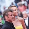 Charlize Theron et Sean Penn lors de la montée des marches du film "Mad Max : Fury Road" lors du Festival International du Film de Cannes, à Cannes le 14 mai 2015