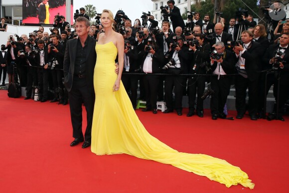 Charlize Theron et Sean Penn lors de la montée des marches du film "Mad Max : Fury Road" lors du Festival International du Film de Cannes, à Cannes le 14 mai 2015